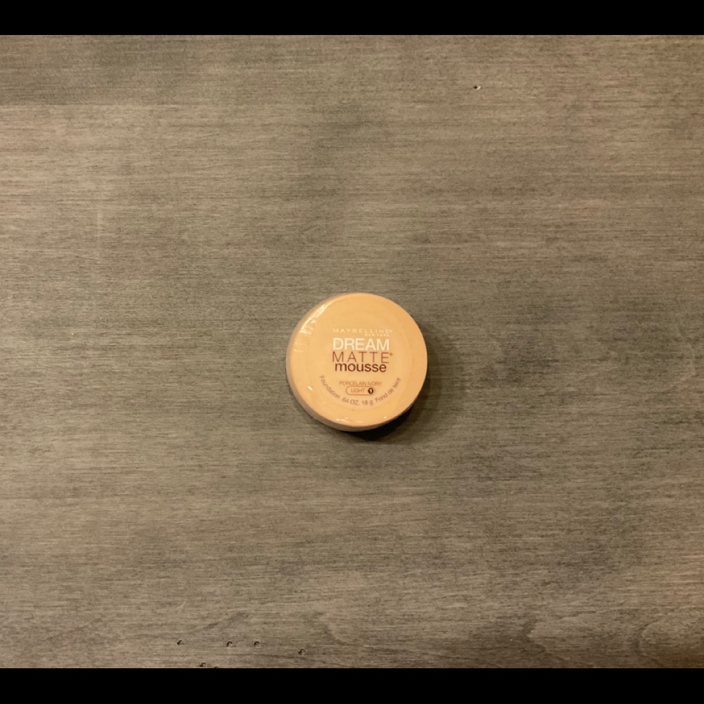2/12$ ✨ Maybelline - Dream Matte Mousse foundation